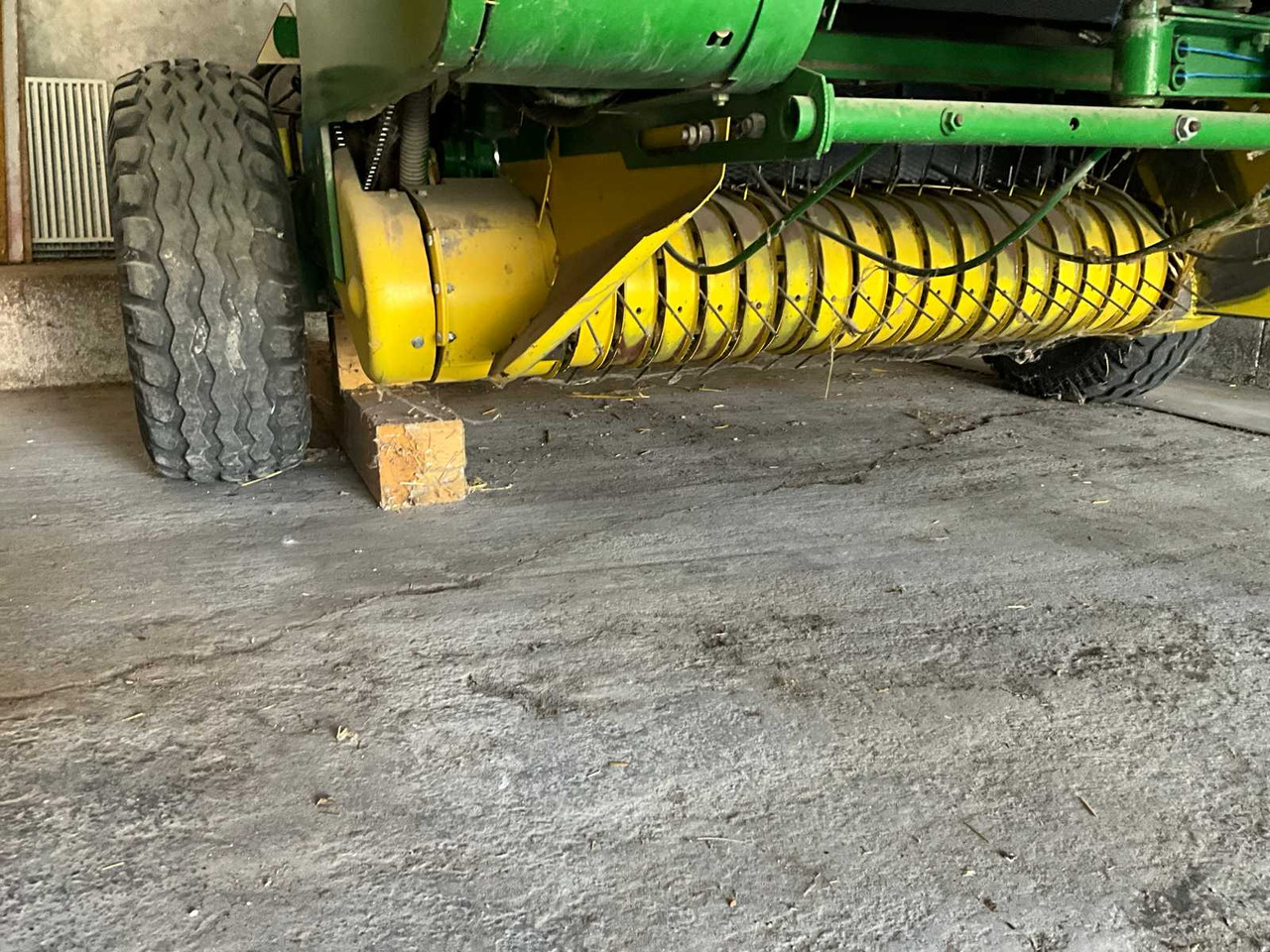 Presse à balles rondes John Deere 550: photos 12