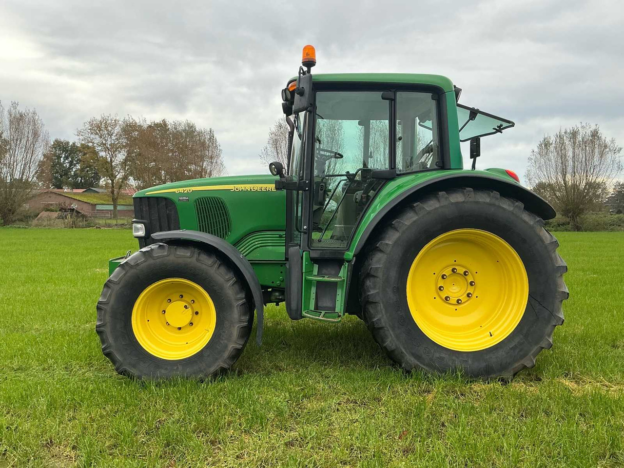 John Deere JOHN DEERE - 2005 - 6420 M - ALL-WHEEL DRIVE FARM TRACTOR - Tracteur agricole: photos 3 John Deere JOHN DEERE - 2005 - 6420 M - ALL-WHEEL DRIVE FARM TRACTOR - Tracteur agricole: photos 3