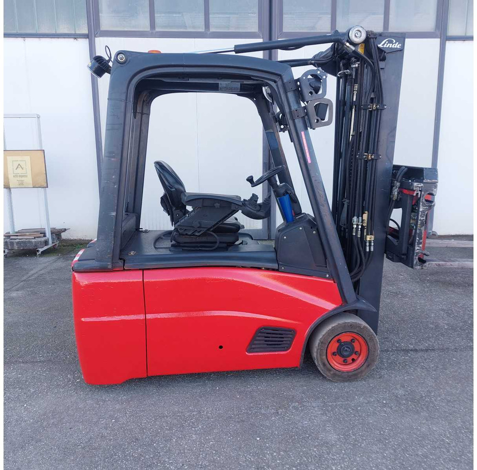 LINDE - 16L-01 - FORKLIFT 16Q - 2011 - Chariot élévateur: photos 1 LINDE - 16L-01 - FORKLIFT 16Q - 2011 - Chariot élévateur: photos 1