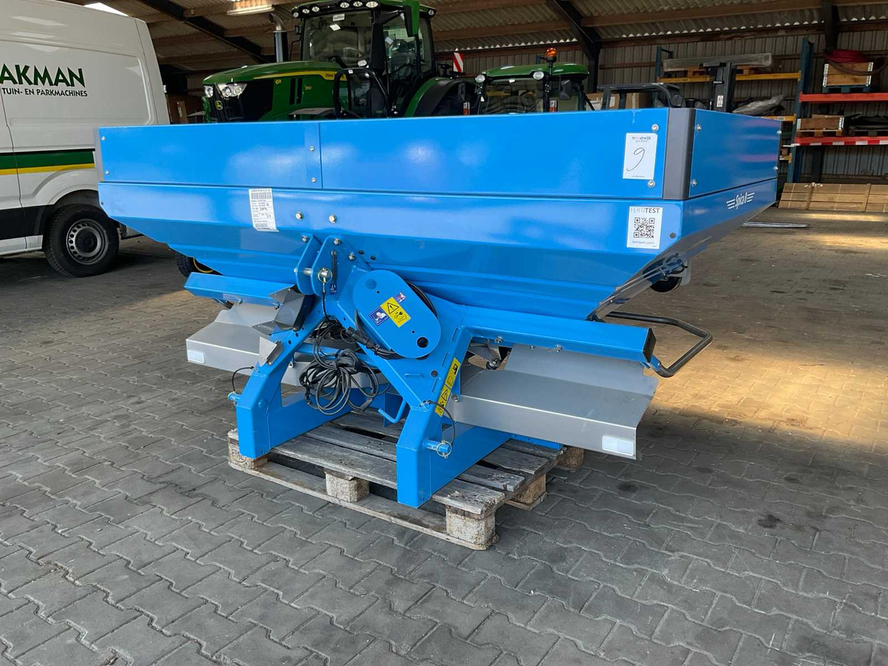 Lemken Spica 8 - Distributeur d'engrais: photos 1 Lemken Spica 8 - Distributeur d'engrais: photos 1