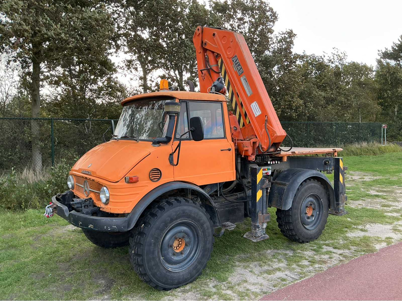 Mercedes-benz Unimog 406 - Remorque agricole: photos 1 Mercedes-benz Unimog 406 - Remorque agricole: photos 1