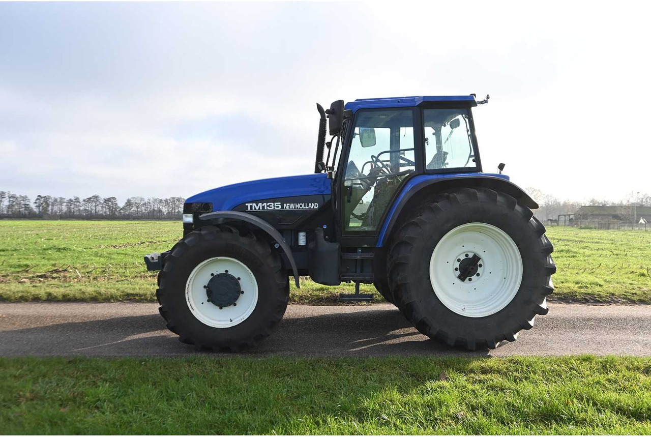 NEW HOLLAND - 1998 - TM135 - ALL-WHEEL DRIVE FARM TRACTOR - Tracteur agricole: photos 3 NEW HOLLAND - 1998 - TM135 - ALL-WHEEL DRIVE FARM TRACTOR - Tracteur agricole: photos 3