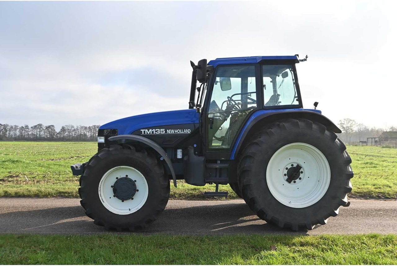 NEW HOLLAND - 1998 - TM135 - ALL-WHEEL DRIVE FARM TRACTOR - Tracteur agricole: photos 4 NEW HOLLAND - 1998 - TM135 - ALL-WHEEL DRIVE FARM TRACTOR - Tracteur agricole: photos 4