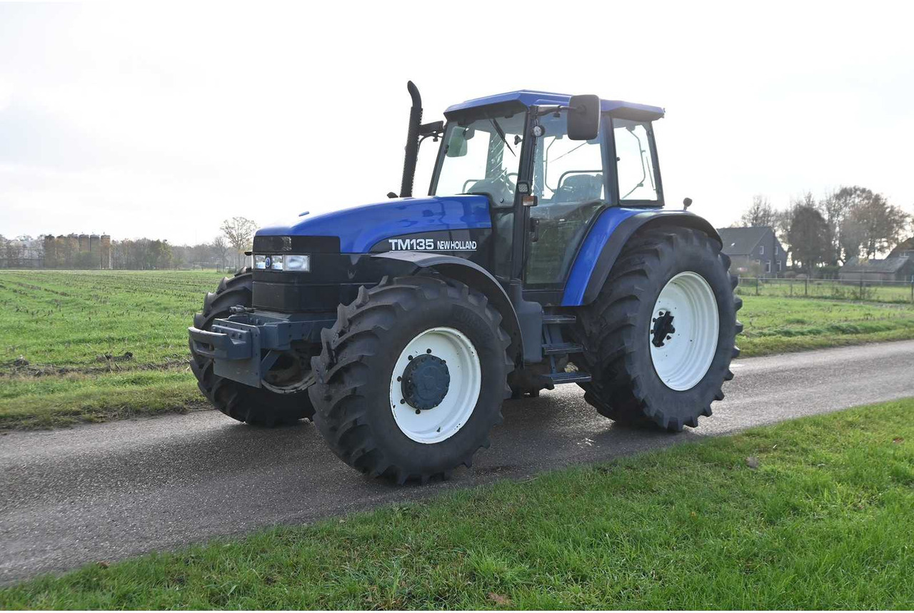 NEW HOLLAND - 1998 - TM135 - ALL-WHEEL DRIVE FARM TRACTOR - Tracteur agricole: photos 2 NEW HOLLAND - 1998 - TM135 - ALL-WHEEL DRIVE FARM TRACTOR - Tracteur agricole: photos 2