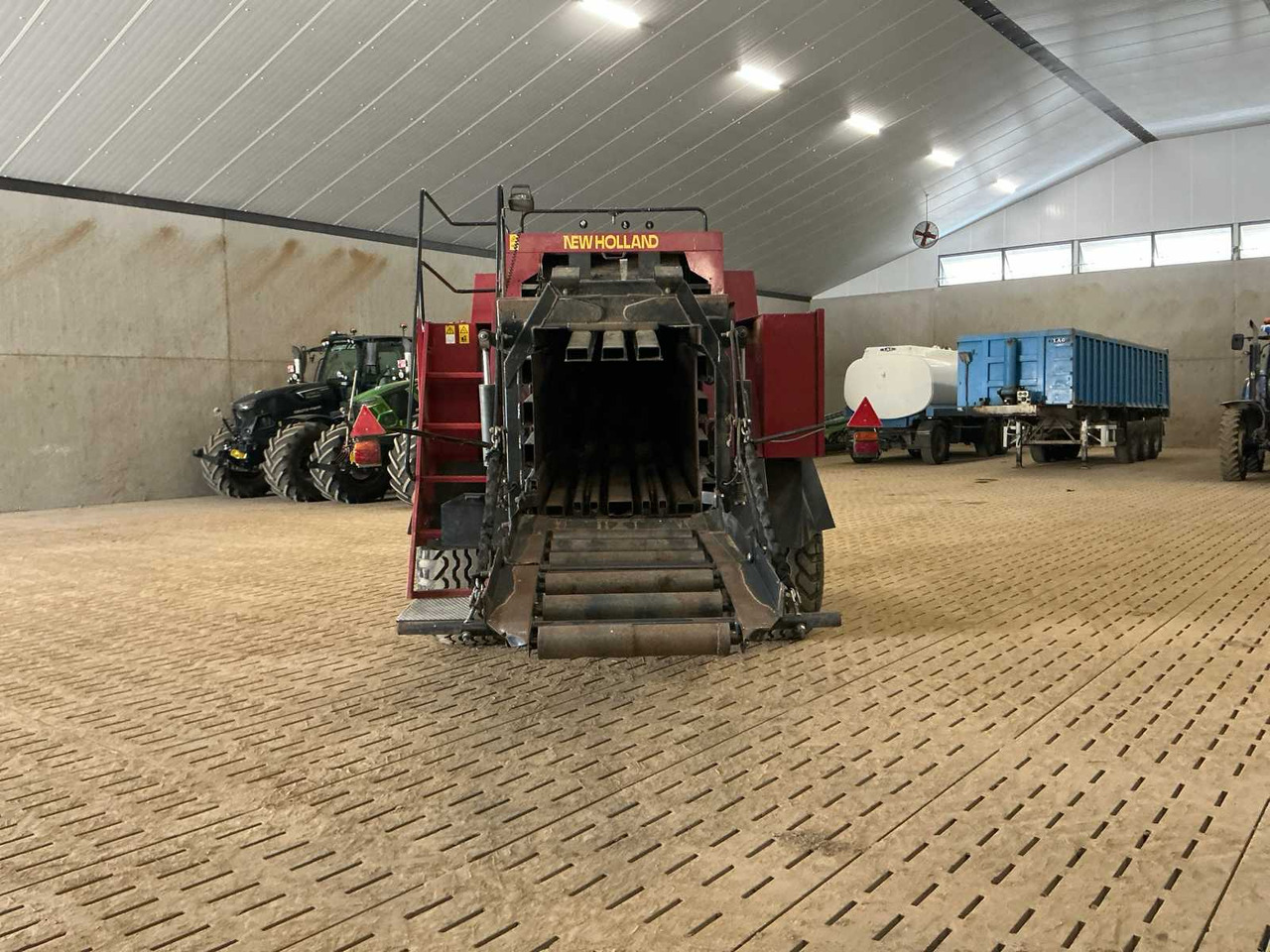 New Holland BB940P - Presse à balles cubiques: photos 4 New Holland BB940P - Presse à balles cubiques: photos 4