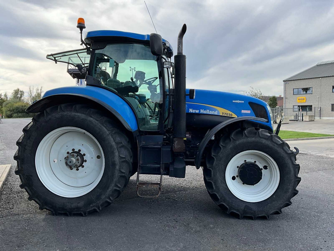 New Holland T7030 - Tracteur agricole: photos 4 New Holland T7030 - Tracteur agricole: photos 4