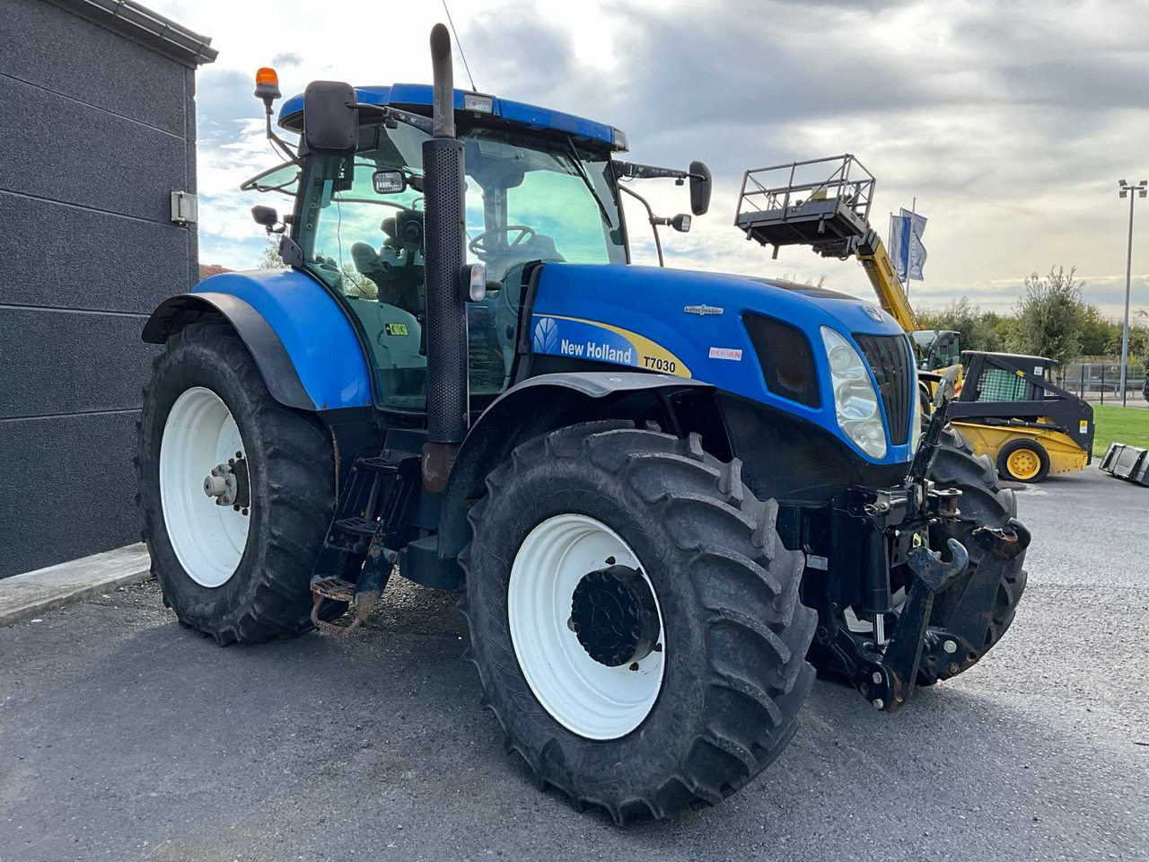New Holland T7030 - Tracteur agricole: photos 3 New Holland T7030 - Tracteur agricole: photos 3