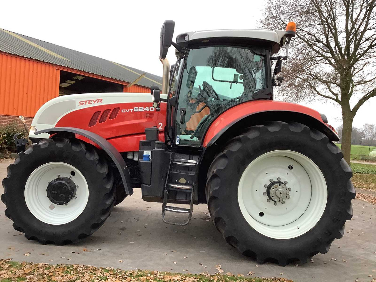STEYR - 2016 - CVT 6240 - ALL-WHEEL DRIVE FARM TRACTOR - Tracteur agricole: photos 5 STEYR - 2016 - CVT 6240 - ALL-WHEEL DRIVE FARM TRACTOR - Tracteur agricole: photos 5