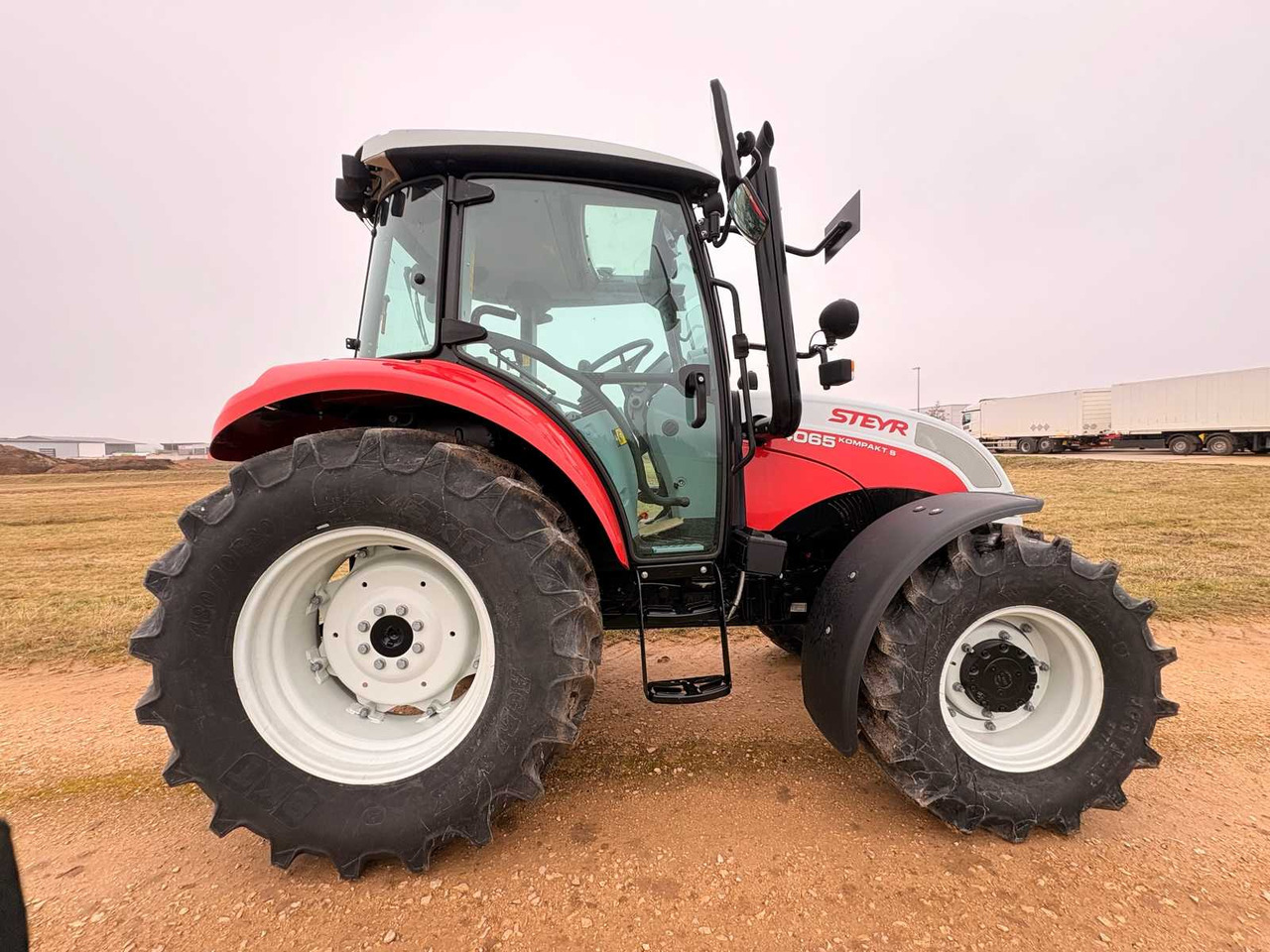 STEYR 4065 S - COMPACT ALL-WHEEL DRIVE TRACTOR (2022) - Tracteur agricole: photos 4 STEYR 4065 S - COMPACT ALL-WHEEL DRIVE TRACTOR (2022) - Tracteur agricole: photos 4