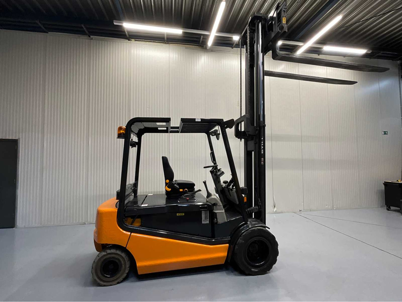STILL R60-50 FORKLIFT 5000KG WITH FORK POSITIONER - BATTERY 2018 - FORKS 2400MM - Chariot élévateur: photos 4 STILL R60-50 FORKLIFT 5000KG WITH FORK POSITIONER - BATTERY 2018 - FORKS 2400MM - Chariot élévateur: photos 4
