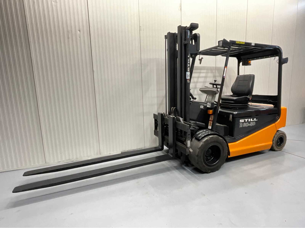 STILL R60-50 FORKLIFT 5000KG WITH FORK POSITIONER - BATTERY 2018 - FORKS 2400MM - Chariot élévateur: photos 1 STILL R60-50 FORKLIFT 5000KG WITH FORK POSITIONER - BATTERY 2018 - FORKS 2400MM - Chariot élévateur: photos 1