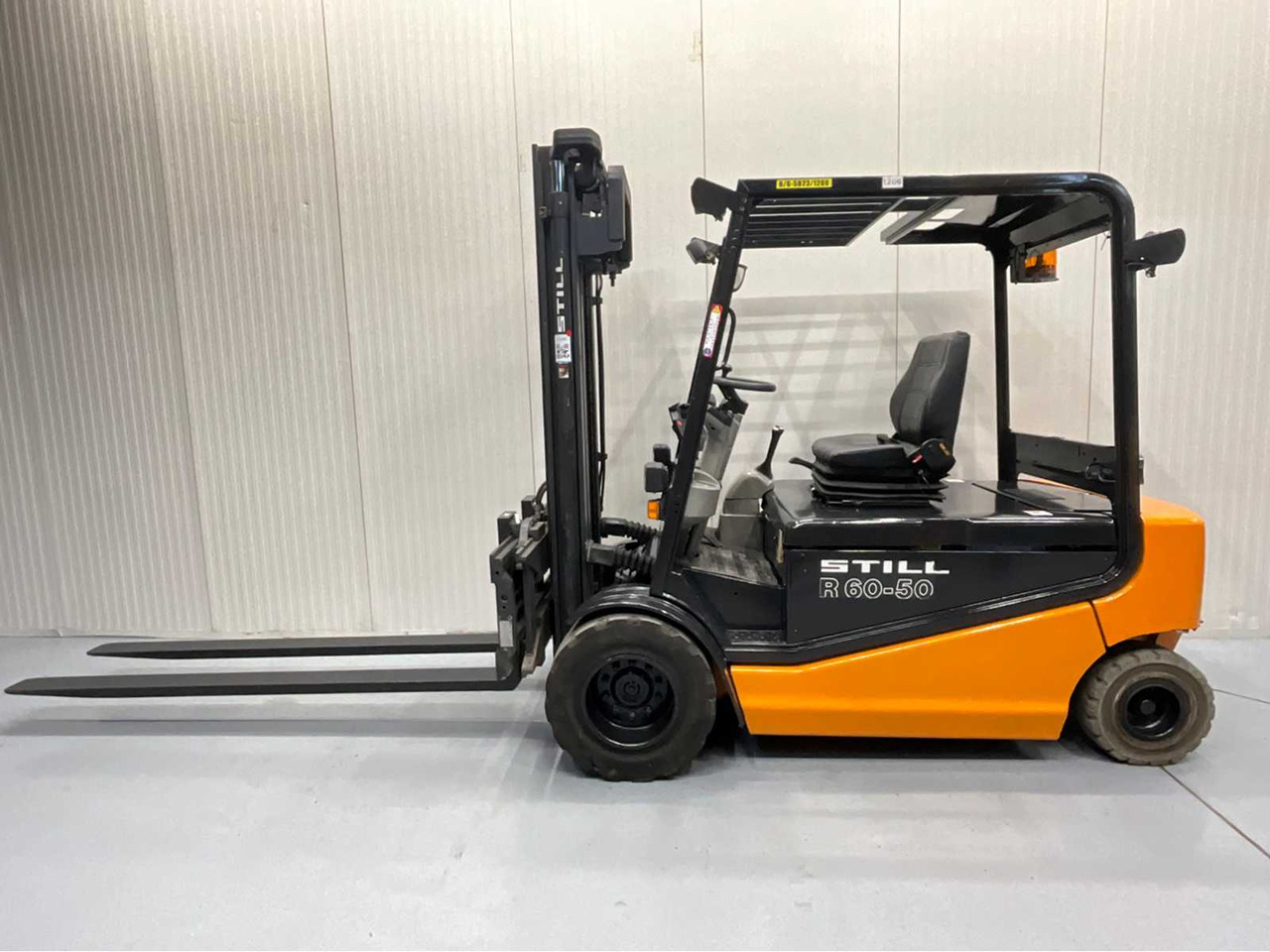 STILL R60-50 FORKLIFT 5000KG WITH FORK POSITIONER - BATTERY 2018 - FORKS 2400MM - Chariot élévateur: photos 2 STILL R60-50 FORKLIFT 5000KG WITH FORK POSITIONER - BATTERY 2018 - FORKS 2400MM - Chariot élévateur: photos 2