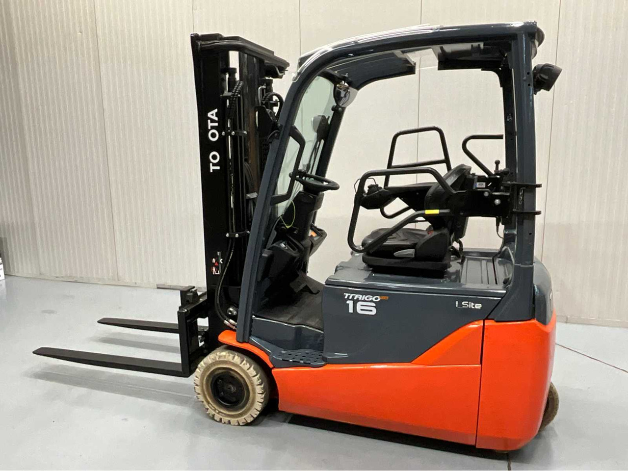 TOYOTA - 2018 - 8FBE16T - FORKLIFT, FREELIFT, SIDE SHIFT - PLASTIC ROOF - 4TH FUNCTION - Chariot élévateur: photos 4 TOYOTA - 2018 - 8FBE16T - FORKLIFT, FREELIFT, SIDE SHIFT - PLASTIC ROOF - 4TH FUNCTION - Chariot élévateur: photos 4