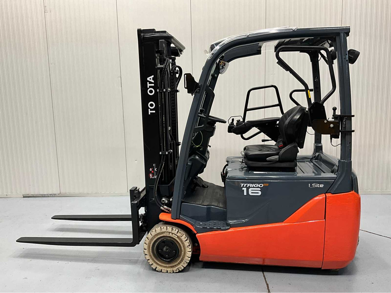 TOYOTA - 2018 - 8FBE16T - FORKLIFT, FREELIFT, SIDE SHIFT - PLASTIC ROOF - 4TH FUNCTION - Chariot élévateur: photos 1 TOYOTA - 2018 - 8FBE16T - FORKLIFT, FREELIFT, SIDE SHIFT - PLASTIC ROOF - 4TH FUNCTION - Chariot élévateur: photos 1
