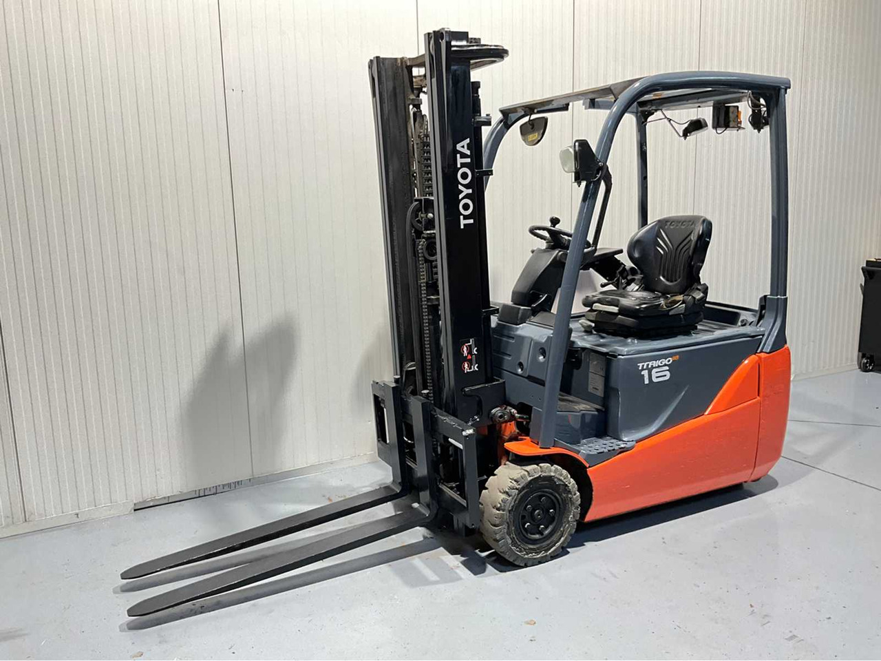 TOYOTA - 8FBE16T - FORKLIFT, FREELIFT SIDESHIFT, FREE-LIFT, YEAR OF MANUFACTURE 2018 - Chariot élévateur: photos 1 TOYOTA - 8FBE16T - FORKLIFT, FREELIFT SIDESHIFT, FREE-LIFT, YEAR OF MANUFACTURE 2018 - Chariot élévateur: photos 1