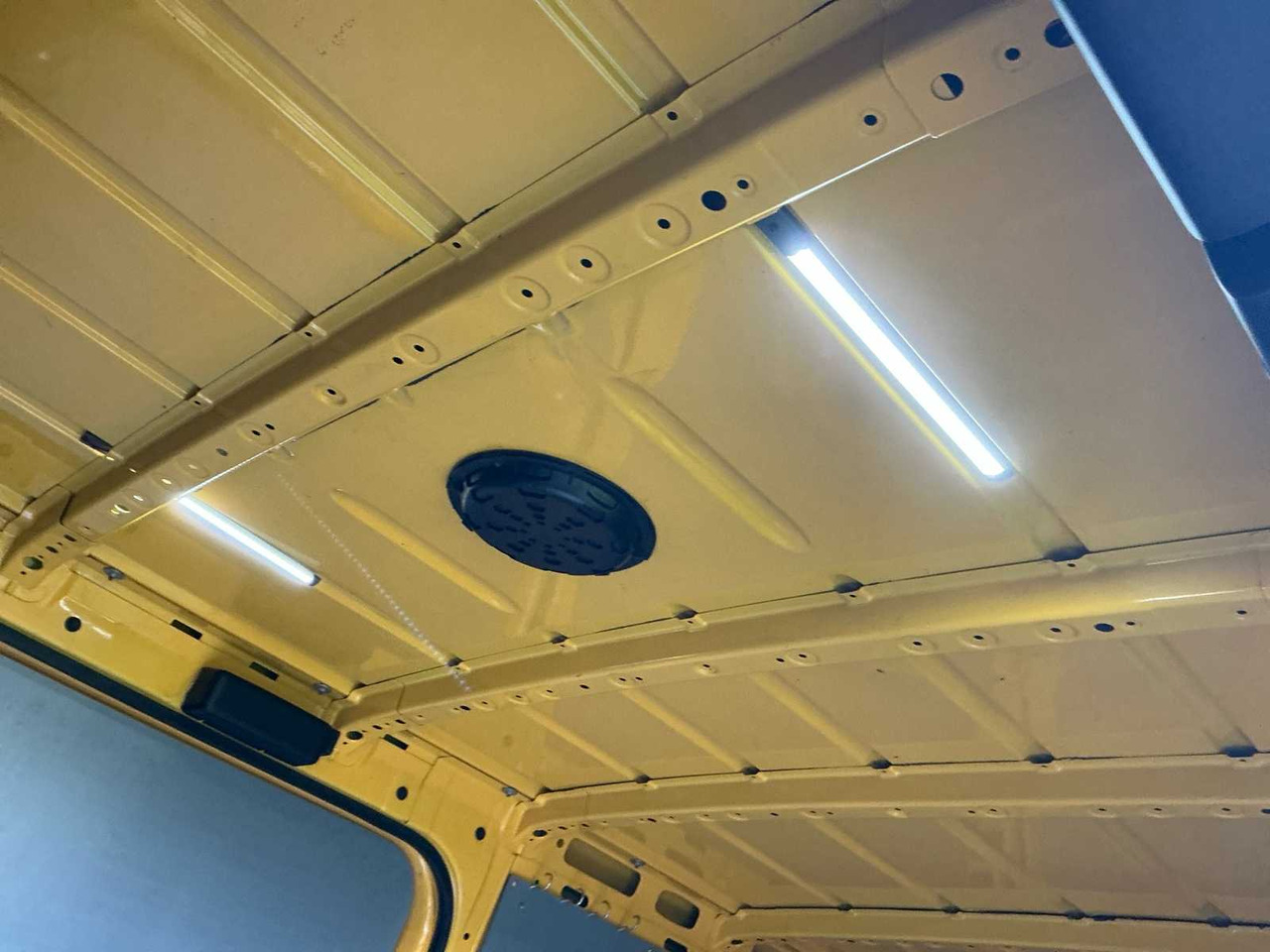 Véhicule utilitaire VOLKSWAGEN CRAFTER 50 2.0 TDI L2H2 BMDC COMMERCIAL VEHICLE: photos 33 Véhicule utilitaire VOLKSWAGEN CRAFTER 50 2.0 TDI L2H2 BMDC COMMERCIAL VEHICLE: photos 33