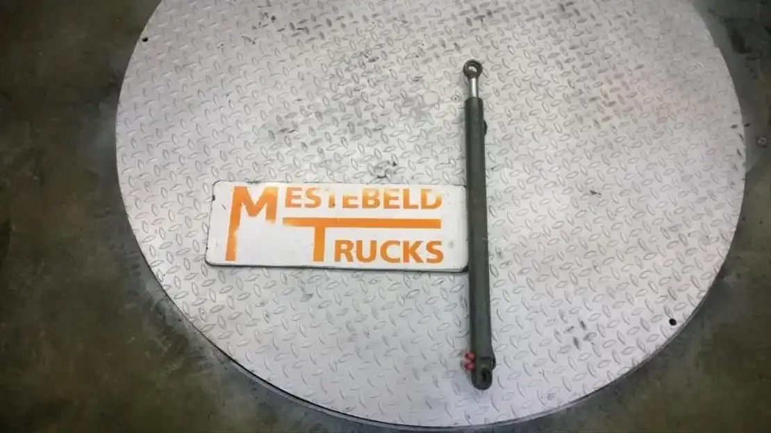 Iveco Kantelcilinder  - Frame/ Châssis pour Camion: photos 1 Iveco Kantelcilinder  - Frame/ Châssis pour Camion: photos 1