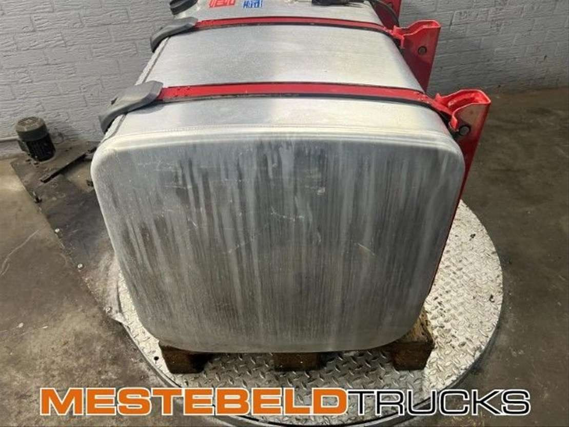 Scania Brandstoftank met steunen 600 liter - Réservoir de carburant pour Camion: photos 4 Scania Brandstoftank met steunen 600 liter - Réservoir de carburant pour Camion: photos 4