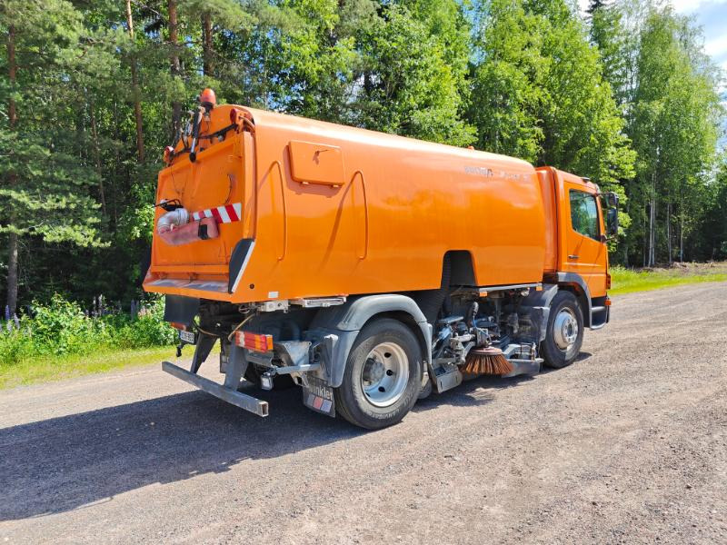 Bucher Cityfant 60 MB Atego - Balayeuse de voirie: photos 4 Bucher Cityfant 60 MB Atego - Balayeuse de voirie: photos 4