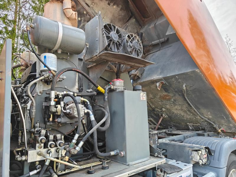 Balayeuse de voirie Bucher Cityfant 60 MB Atego: photos 9