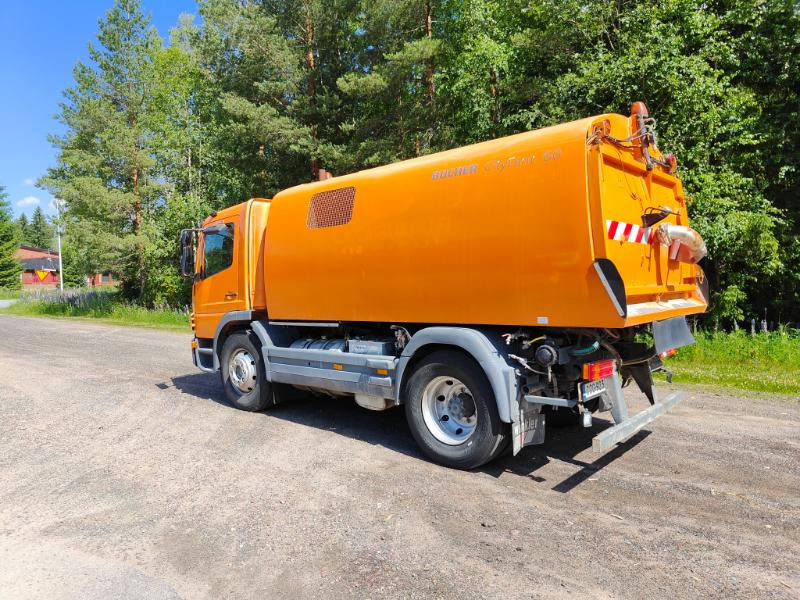 Bucher Cityfant 60 MB Atego - Balayeuse de voirie: photos 3 Bucher Cityfant 60 MB Atego - Balayeuse de voirie: photos 3