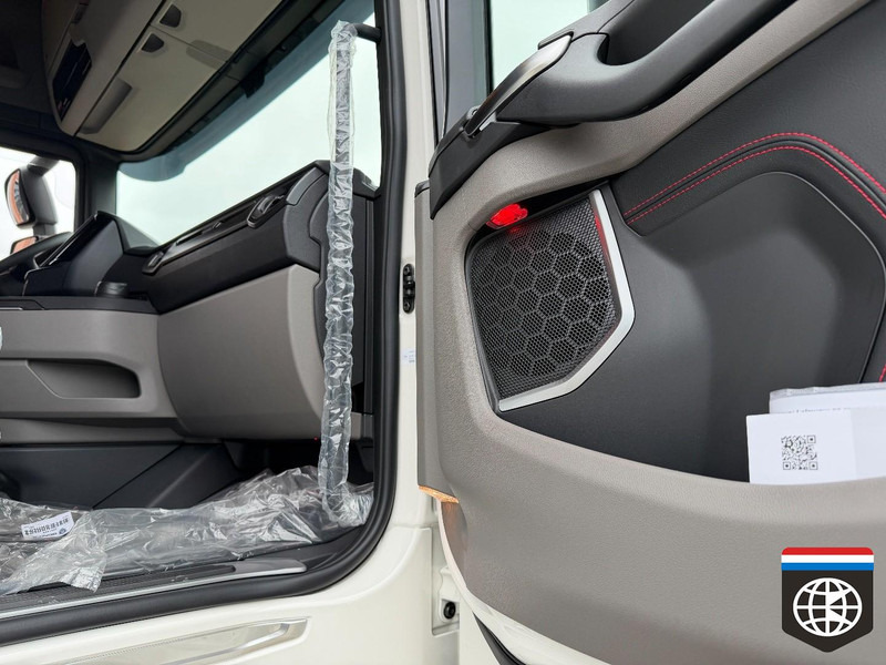 Scania 590 S 6X2/4 - Full air - Retarder PTO - SLIDE fifth wheel - King of the Road - Tracteur routier: photos 4 Scania 590 S 6X2/4 - Full air - Retarder PTO - SLIDE fifth wheel - King of the Road - Tracteur routier: photos 4