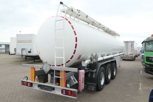 Kässbohrer STH 34/10-24/Tank 34.000 ltr./Unterbefüll./Pumpe - Semi-remorque citerne: photos 4 Kässbohrer STH 34/10-24/Tank 34.000 ltr./Unterbefüll./Pumpe - Semi-remorque citerne: photos 4
