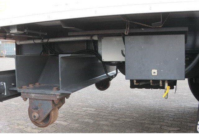 Sommer 2-Achser, elektr. Rolltor, BPW, 11.000mm lang - Semi-remorque fourgon: photos 5 Sommer 2-Achser, elektr. Rolltor, BPW, 11.000mm lang - Semi-remorque fourgon: photos 5