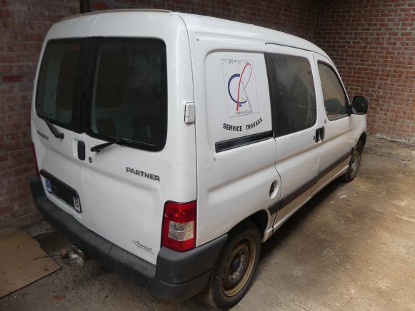 REF:Immatriculé sous : YAU-437 - Voiture Peugeot Partner - Autre matériel: photos 4 REF:Immatriculé sous : YAU-437 - Voiture Peugeot Partner - Autre matériel: photos 4