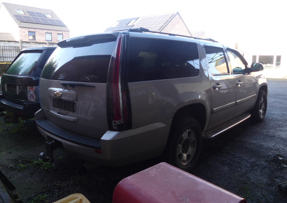 Voiture Chevrolet Suburban (2006-355.000 km) Numéro de châssis : 1GNFK16327J170092 - Kilométrage : 355000 - Utilitaire double cabine: photos 3 Voiture Chevrolet Suburban (2006-355.000 km) Numéro de châssis : 1GNFK16327J170092 - Kilométrage : 355000 - Utilitaire double cabine: photos 3
