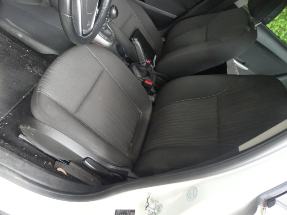 Voiture Opel Astra Break (2012-211.232 km) - Voiture: photos 4 Voiture Opel Astra Break (2012-211.232 km) - Voiture: photos 4