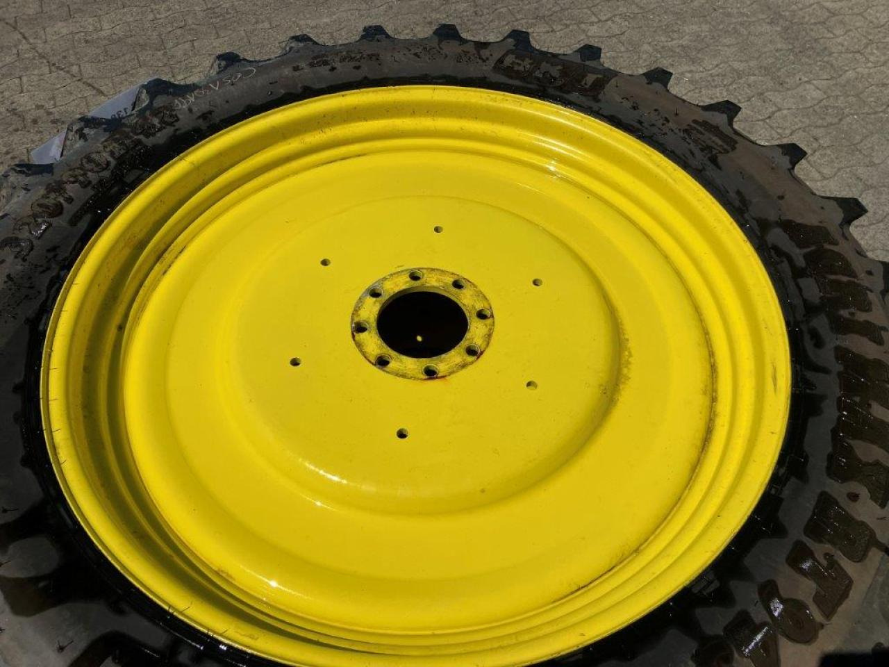 BKT 320/90R42 - Pneu pour Machine agricole: photos 4 BKT 320/90R42 - Pneu pour Machine agricole: photos 4