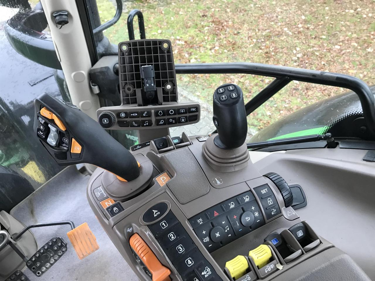 Tracteur agricole John Deere 6215R: photos 8