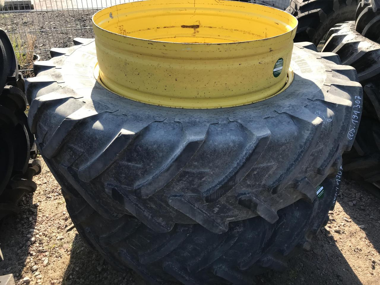 Michelin 520/85R46 - Pneu pour Machine agricole: photos 3 Michelin 520/85R46 - Pneu pour Machine agricole: photos 3