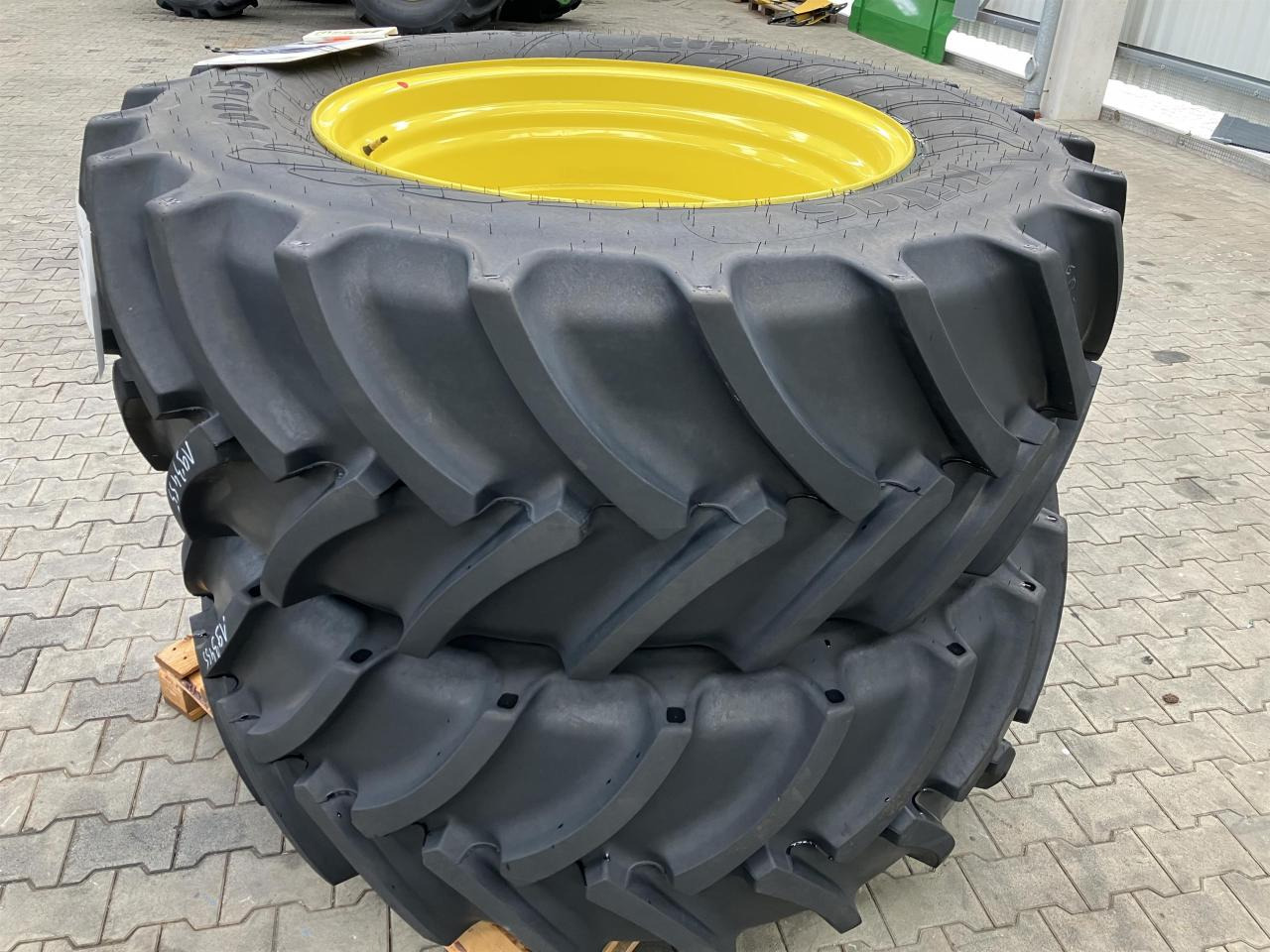 Mitas 600/65R38 - Pneu pour Machine agricole: photos 1 Mitas 600/65R38 - Pneu pour Machine agricole: photos 1