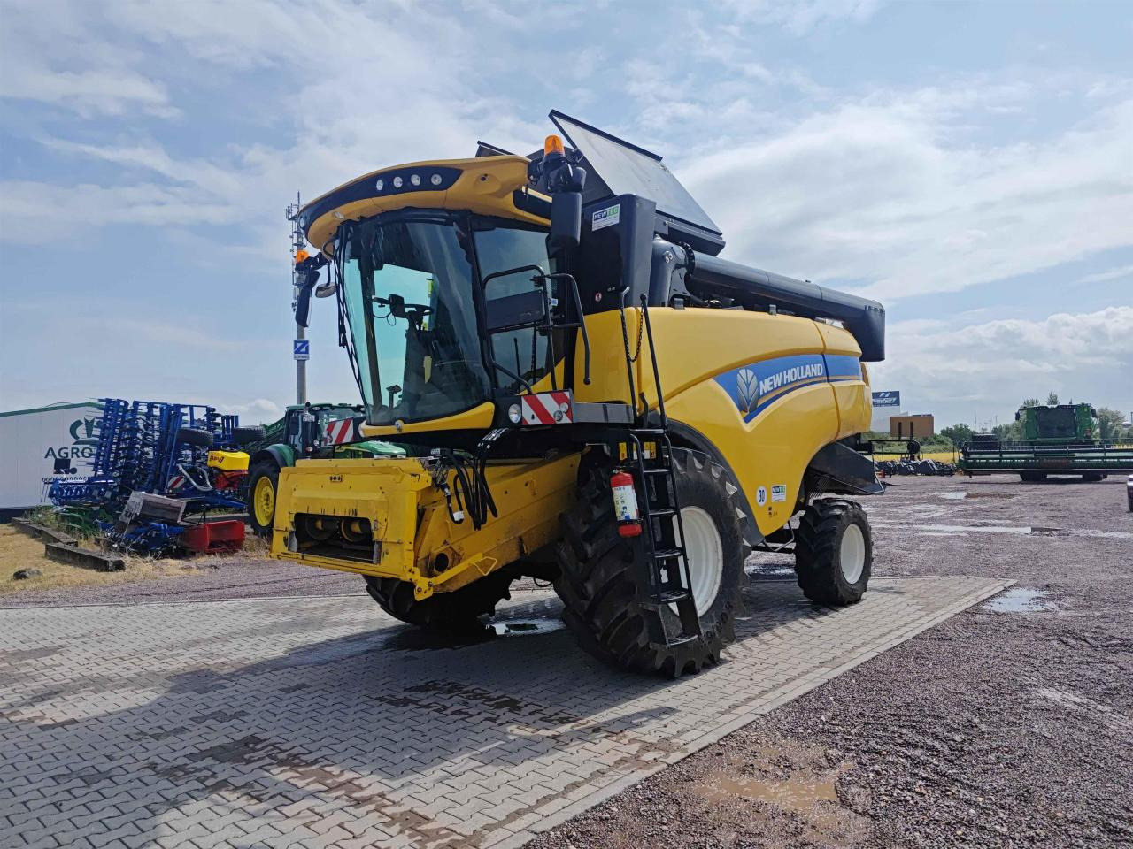 New Holland CX 5.80 - Moissonneuse-batteuse: photos 1 New Holland CX 5.80 - Moissonneuse-batteuse: photos 1