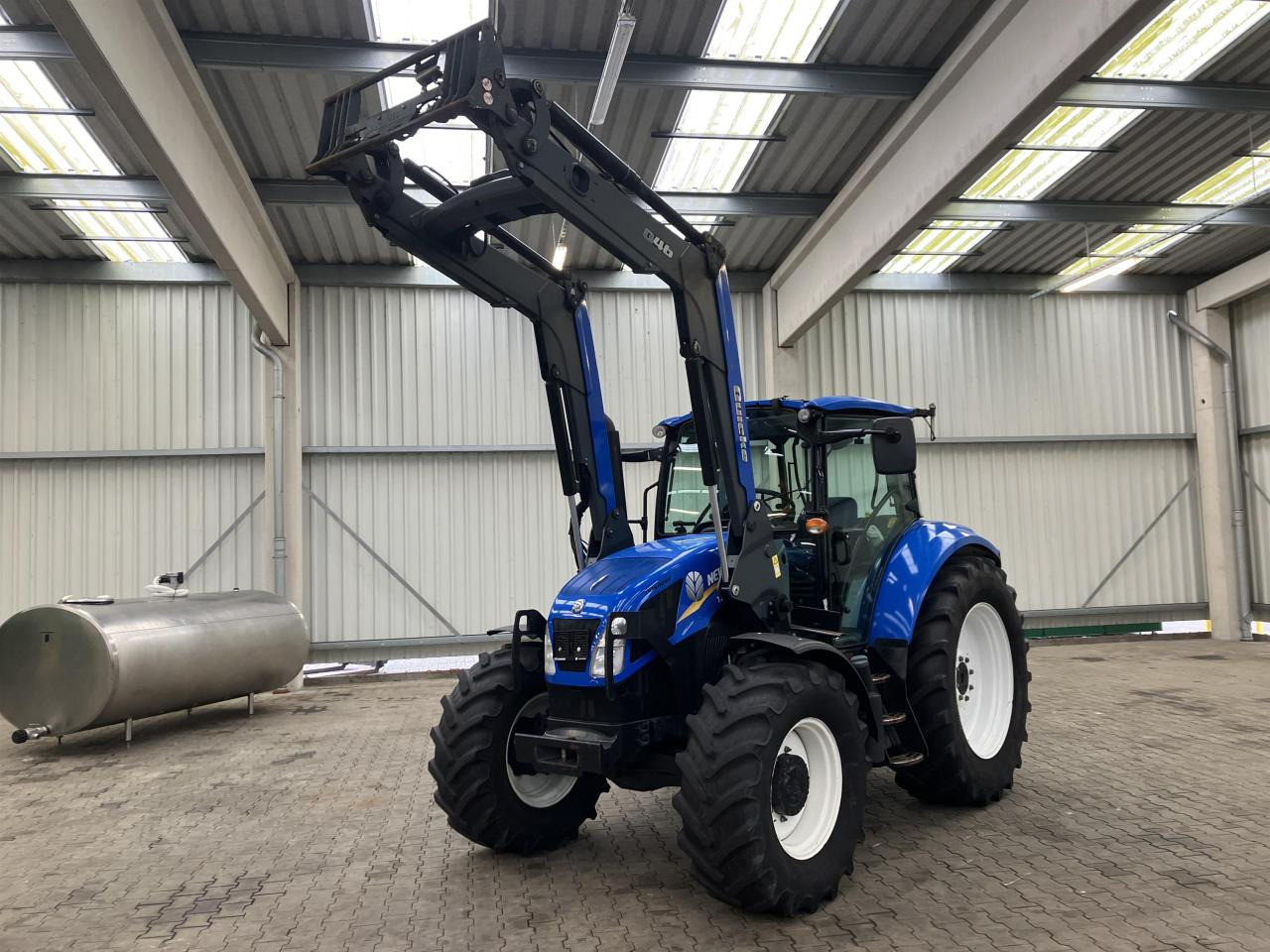 New Holland T 5.105 - Tracteur agricole: photos 1 New Holland T 5.105 - Tracteur agricole: photos 1