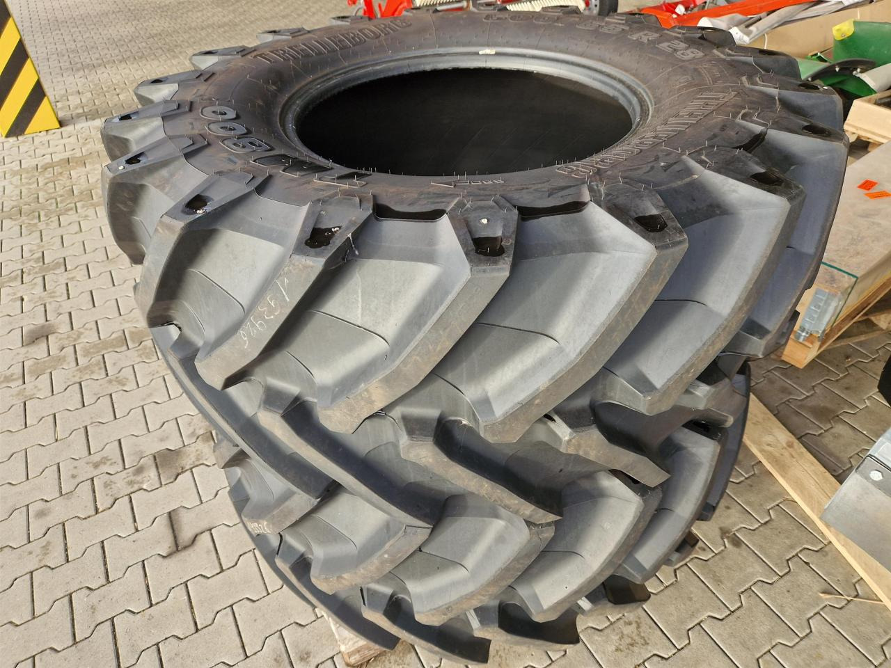 Trelleborg 600/65R28 - Pneu pour Machine agricole: photos 1 Trelleborg 600/65R28 - Pneu pour Machine agricole: photos 1