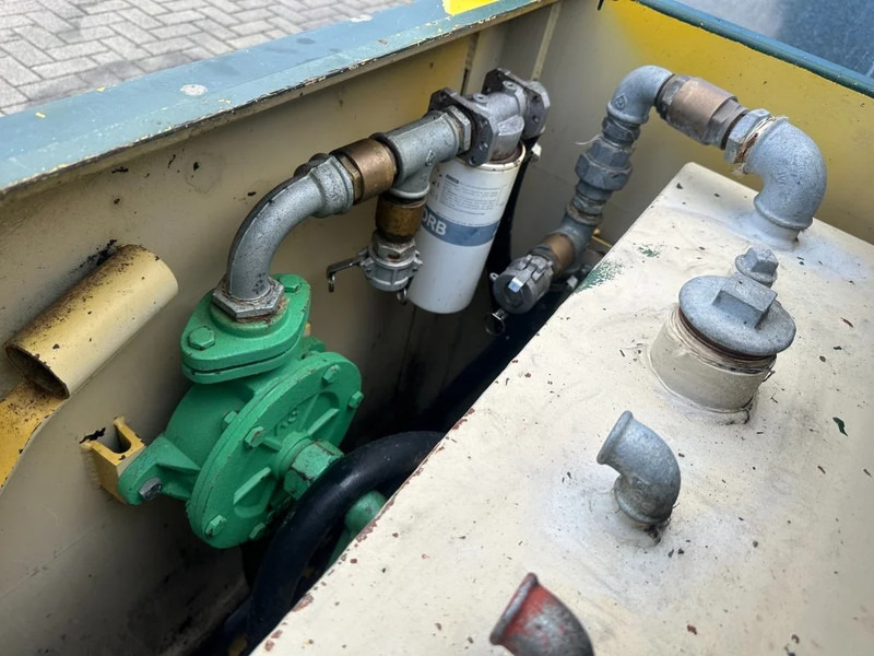 Kiwa IBC Steenbergen KIWA IBC 1500 liter dieseltank met handpomp - Cuve de stockage: photos 5 Kiwa IBC Steenbergen KIWA IBC 1500 liter dieseltank met handpomp - Cuve de stockage: photos 5