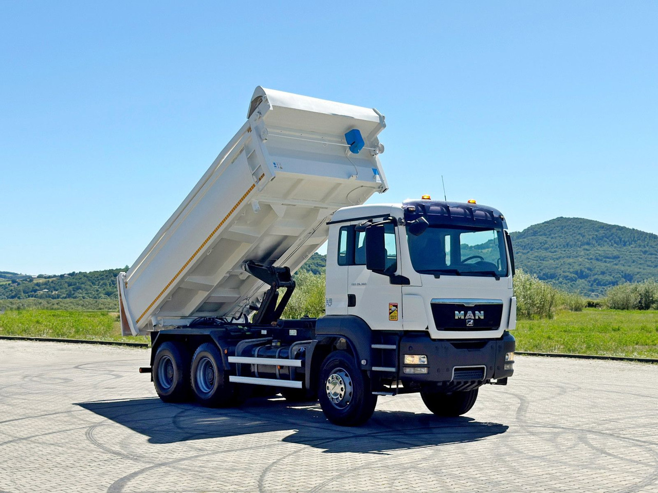 MAN TGS 26.360 Kipper 5,20 m + BORDMATIC / 6x4 - Camion benne, Camion grue: photos 1 MAN TGS 26.360 Kipper 5,20 m + BORDMATIC / 6x4 - Camion benne, Camion grue: photos 1