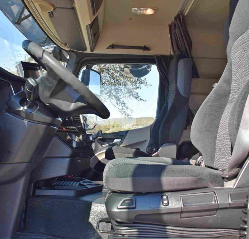 Photo d'intérieur 1: Tracteur routier Mercedes-Benz ACTROS 1843 * Sattelzugmaschine * TOPZUSTAND Mercedes-Benz ACTROS 1843 * Sattelzugmaschine * TOPZUSTAND Photo d'intérieur 1: Tracteur routier Mercedes-Benz ACTROS 1843 * Sattelzugmaschine * TOPZUSTAND Mercedes-Benz ACTROS 1843 * Sattelzugmaschine * TOPZUSTAND