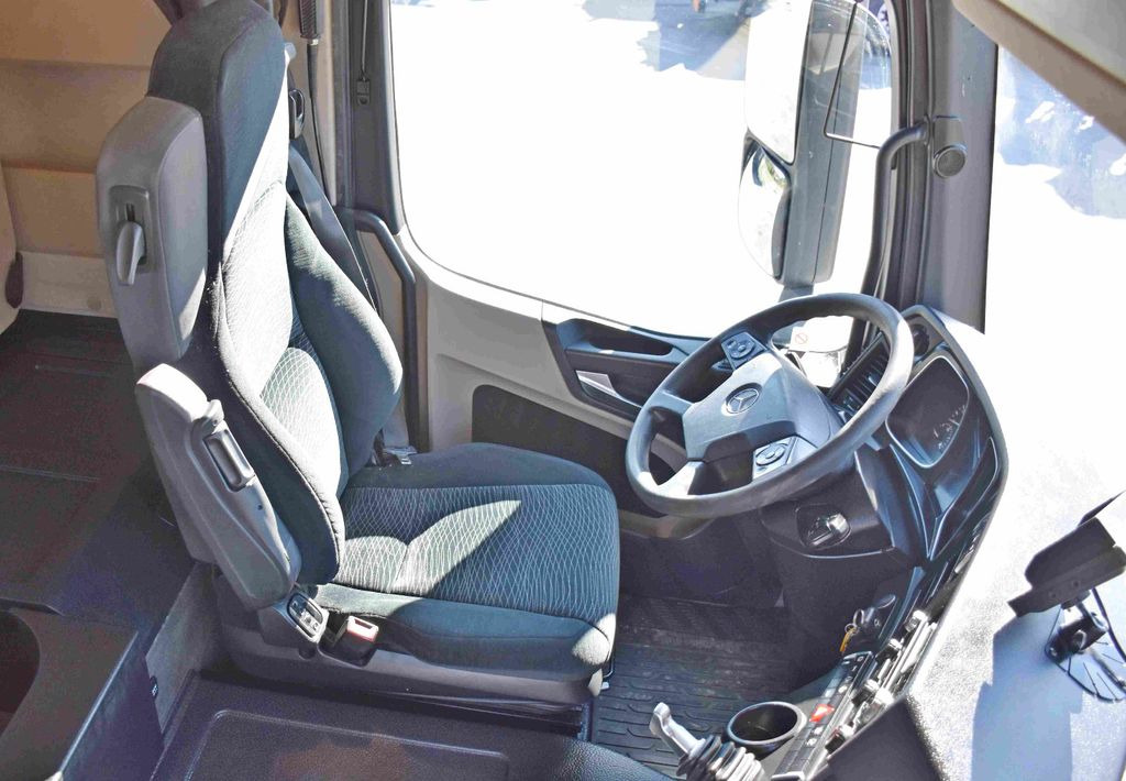 Photo d'intérieur 2: Tracteur routier Mercedes-Benz ACTROS 1843 * Sattelzugmaschine * TOPZUSTAND Mercedes-Benz ACTROS 1843 * Sattelzugmaschine * TOPZUSTAND Photo d'intérieur 2: Tracteur routier Mercedes-Benz ACTROS 1843 * Sattelzugmaschine * TOPZUSTAND Mercedes-Benz ACTROS 1843 * Sattelzugmaschine * TOPZUSTAND