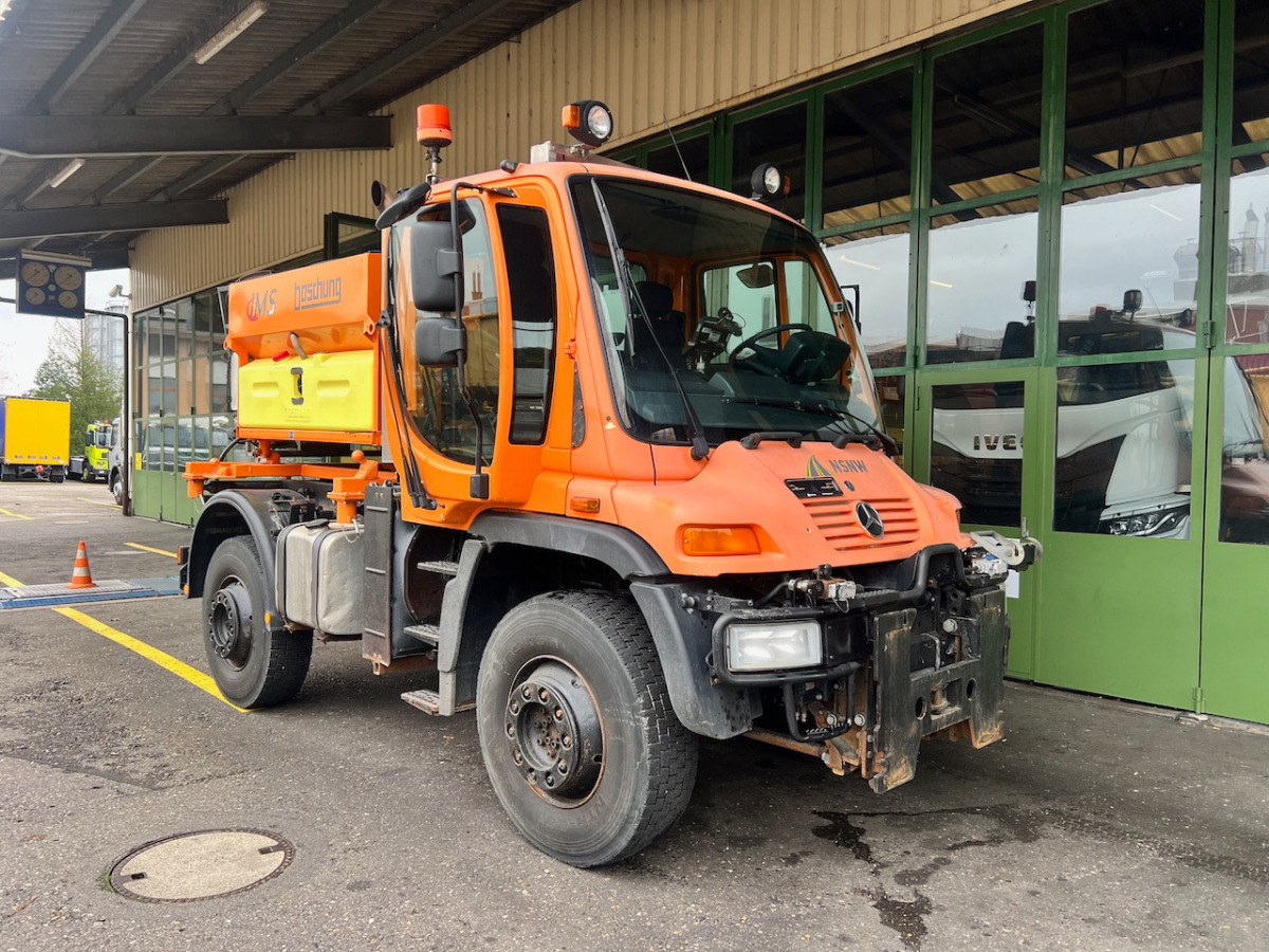 Véhicule de voirie/ Spécial UNIMOG U400: photos 1