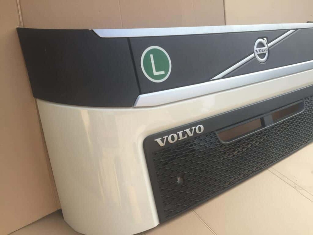 VOLVO FH4 MOTORKAP GEBRUIKT 82360122U - Calandre pour Camion: photos 3 VOLVO FH4 MOTORKAP GEBRUIKT 82360122U - Calandre pour Camion: photos 3