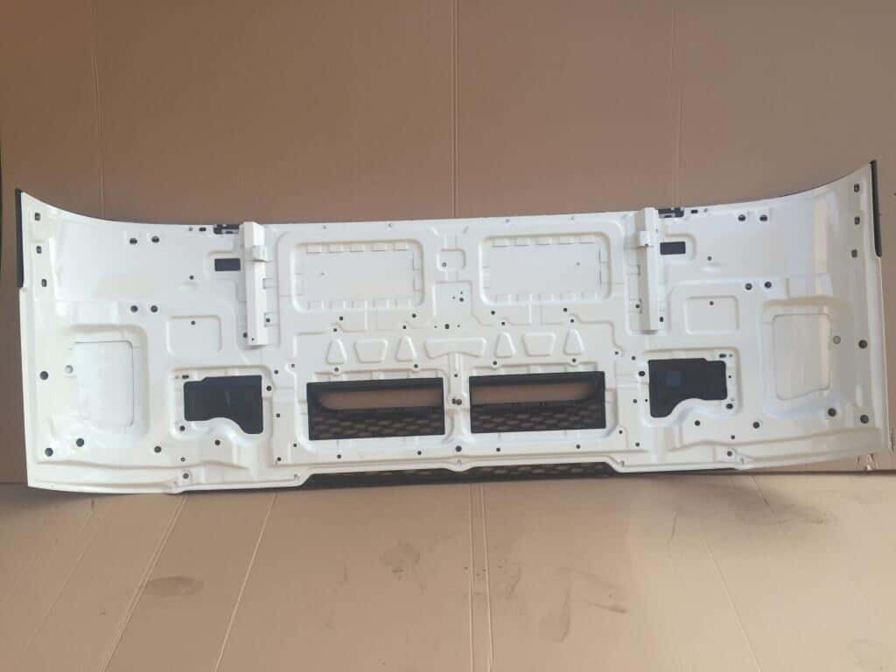 VOLVO FH4 MOTORKAP GEBRUIKT 82360122U - Calandre pour Camion: photos 4 VOLVO FH4 MOTORKAP GEBRUIKT 82360122U - Calandre pour Camion: photos 4