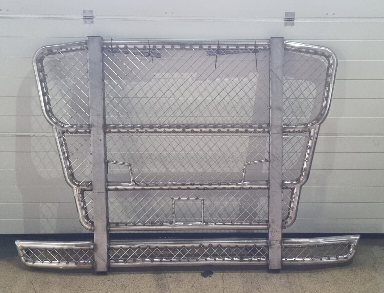 Volvo FH4 BULLBAR RVS primer NIET GESPOTEN 000010 - Carrosserie et extérieur pour Camion: photos 1 Volvo FH4 BULLBAR RVS primer NIET GESPOTEN 000010 - Carrosserie et extérieur pour Camion: photos 1