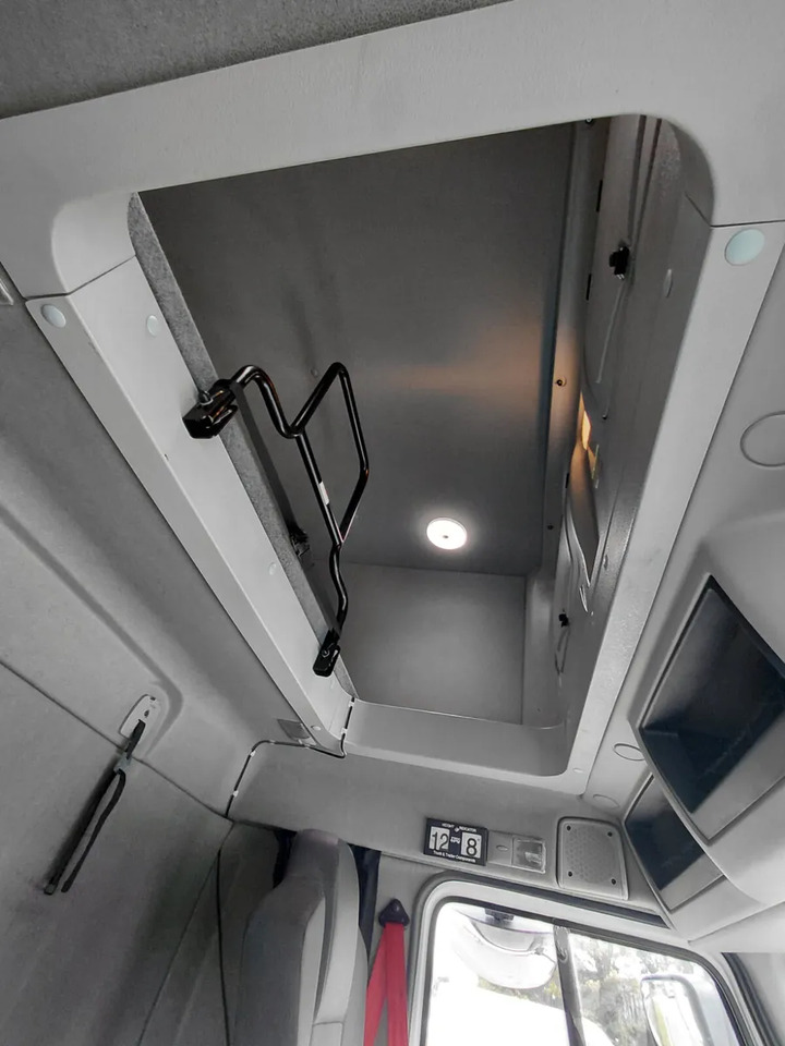 2017 Renault D12 4×2 Double Sleeper Curtainsider - Camion à rideaux coulissants: photos 3 2017 Renault D12 4×2 Double Sleeper Curtainsider - Camion à rideaux coulissants: photos 3