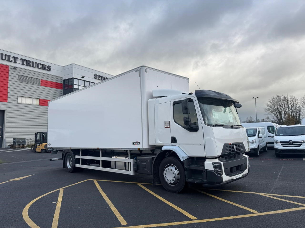 Camion fourgon Renault Trucks D 18 Wide 4×2 with Chereau Body: photos 9 Camion fourgon Renault Trucks D 18 Wide 4×2 with Chereau Body: photos 9