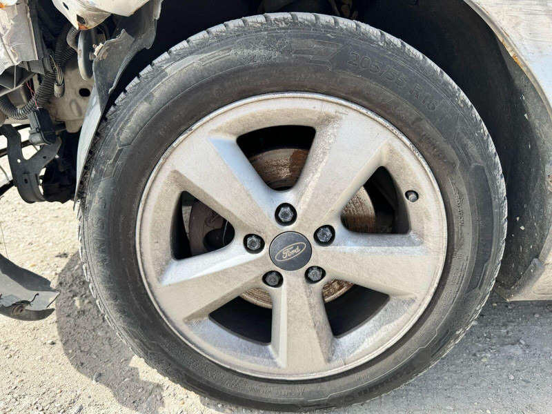 Voiture à hayon Ford Focus 1,6 i - Damaged Car: photos 17