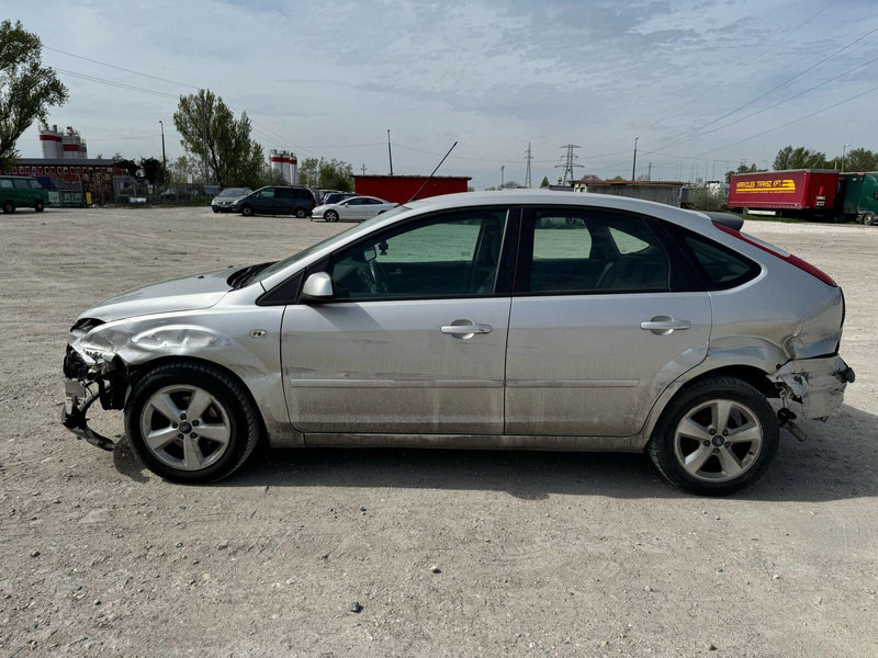 Voiture à hayon Ford Focus 1,6 i - Damaged Car: photos 8